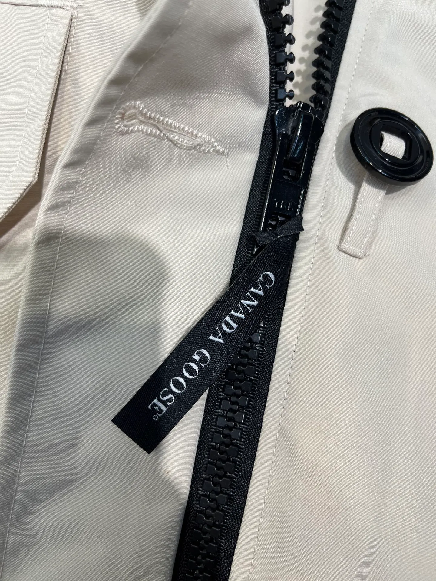 P780 CANADA GOOES 02 model Chilliwa bomber jacket 02 model, chosen by Arctic and Antarctic scientific expedition teams as their cold-proof equipment, the Rolls-Royce of down jackets. ➖ Industry-leading anti-counterfeiting chip sensing. ➖ Imported Behringer embroidery machines and customized embroidery labels, the highest level and industry leading. ➖ Imported Korean 21-count polyester-cotton blended original fabric, TC85 waterproof coated fabric, water-repellent, windproof and wear-resistant. ➖ The new national standard 80 white duck down is filled with an average of 520 grams of down. The amount of down filled is industry-leading. ➖ 100% nylon lon lining with double double-layer sealing design to prevent velvet running, seamless thread design on cuffs! ➖ Western Canadian Green Wolf Collar. ➖ Yoshida YKK provides original factory-customized electroplated sliders. YKK two-way lockable zippers are tight and smooth and do not peel off paint. ➖ 3M composite Velcro is durable and the accessories and hardware are all custom-made. Note: Our copywriting is only simple and clear. Instead of bragging about the copywriting, it is better to compare and understand with samples. Only for the purest, most focused, most professional, highest quality, and highest sex!  size：xs-xl